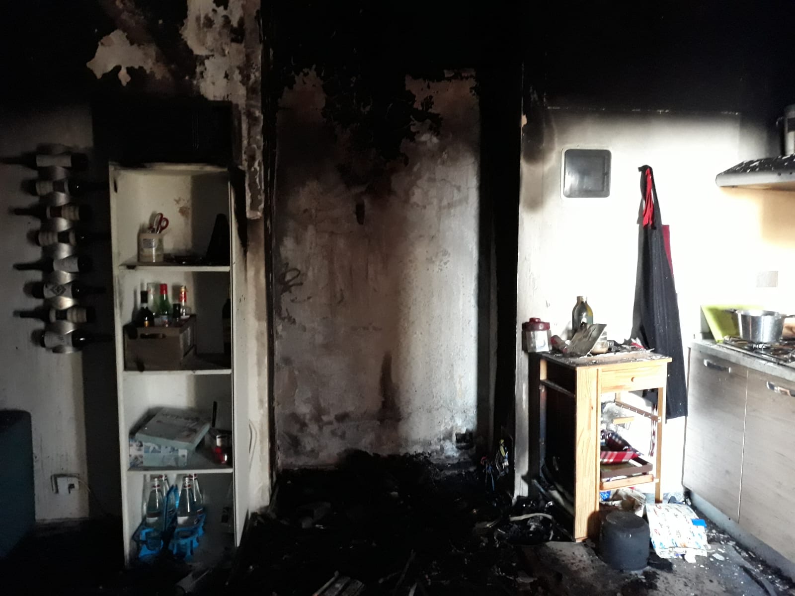 Arredi e mobili distrutti dalle fiamme