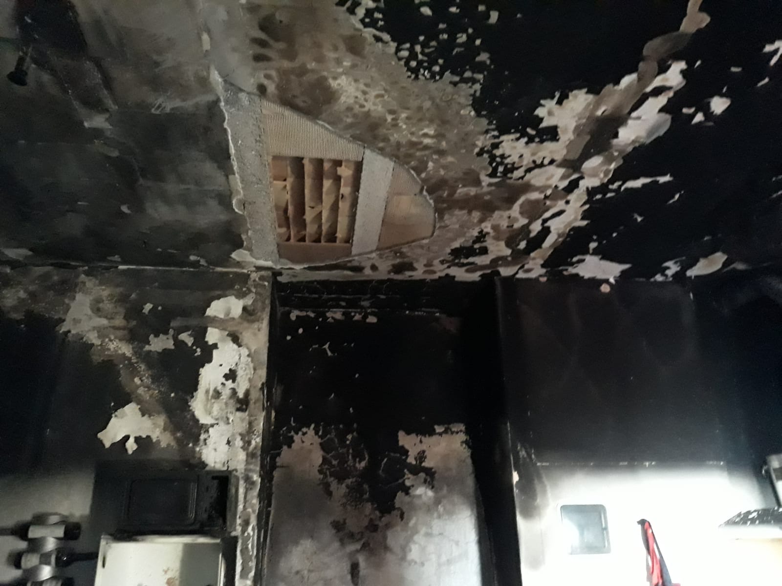 Pareti e soffitto anneriti dal fumo denso