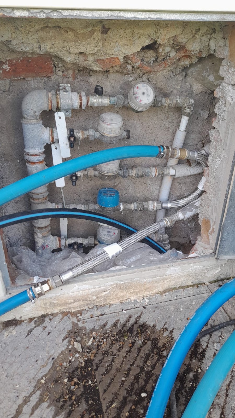 Contatori dell’acqua di un condominio collegati al generatore di ozono per la bonifica