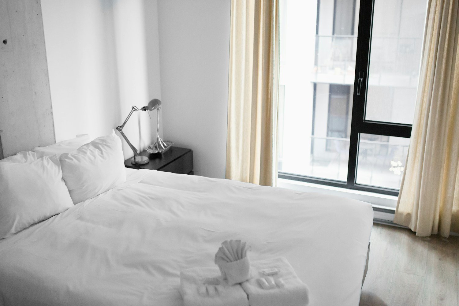 Camera d’hotel con letto rifatto, sanificata con ozono tra un ospite e l’altro