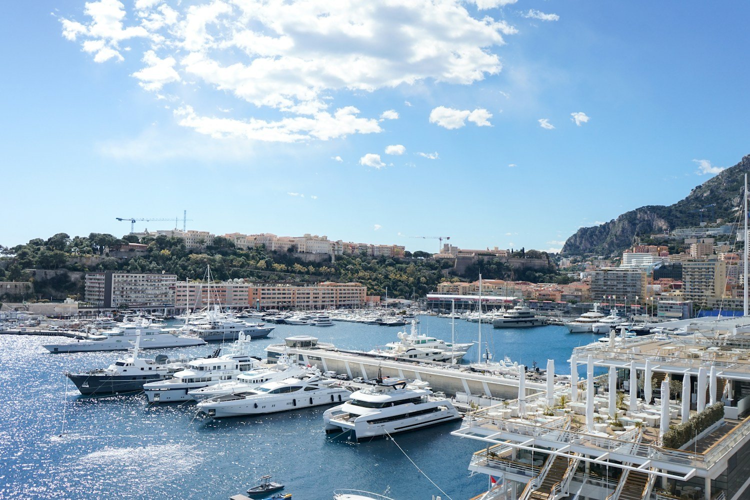 Marina piena di yacht: sanificazioni programmate per flotte charter