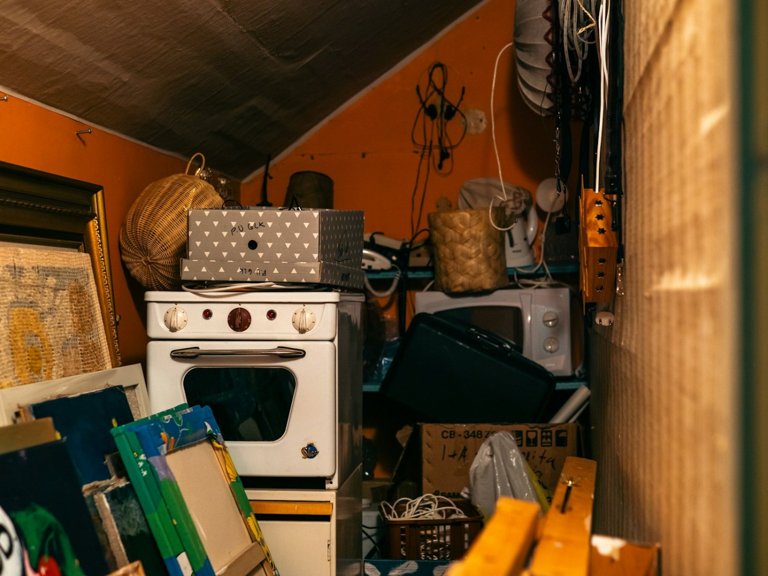 Locale domestico invaso da materiale accumulato con passaggi ridotti