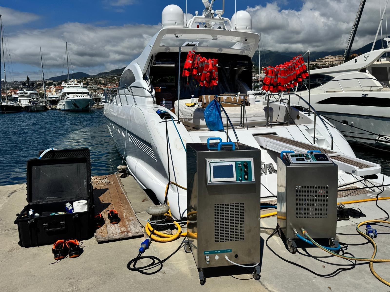 Due generatori professionali collegati allo yacht in banchina