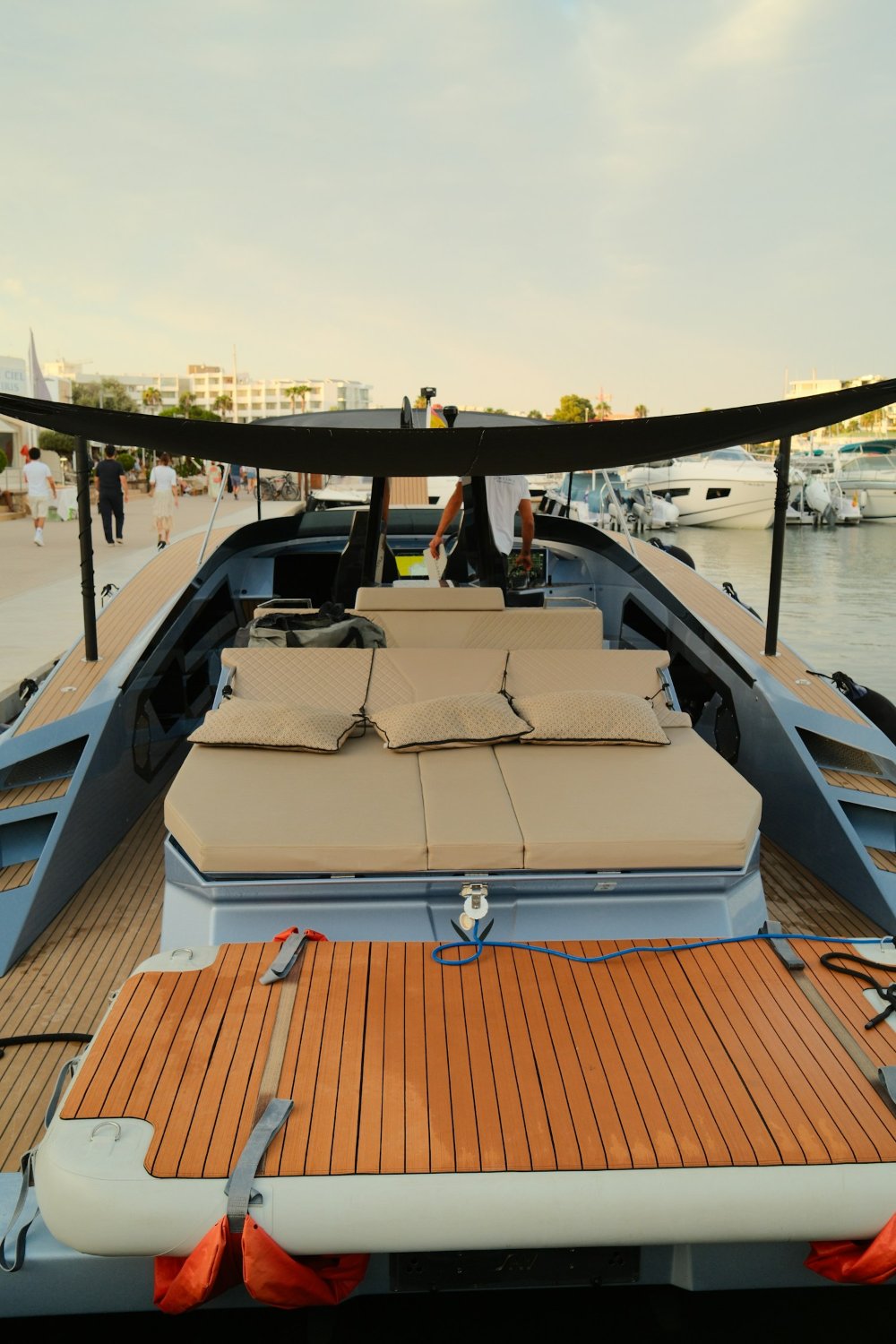Interni di uno yacht con legno e tessuti chiari sanificati con ozono