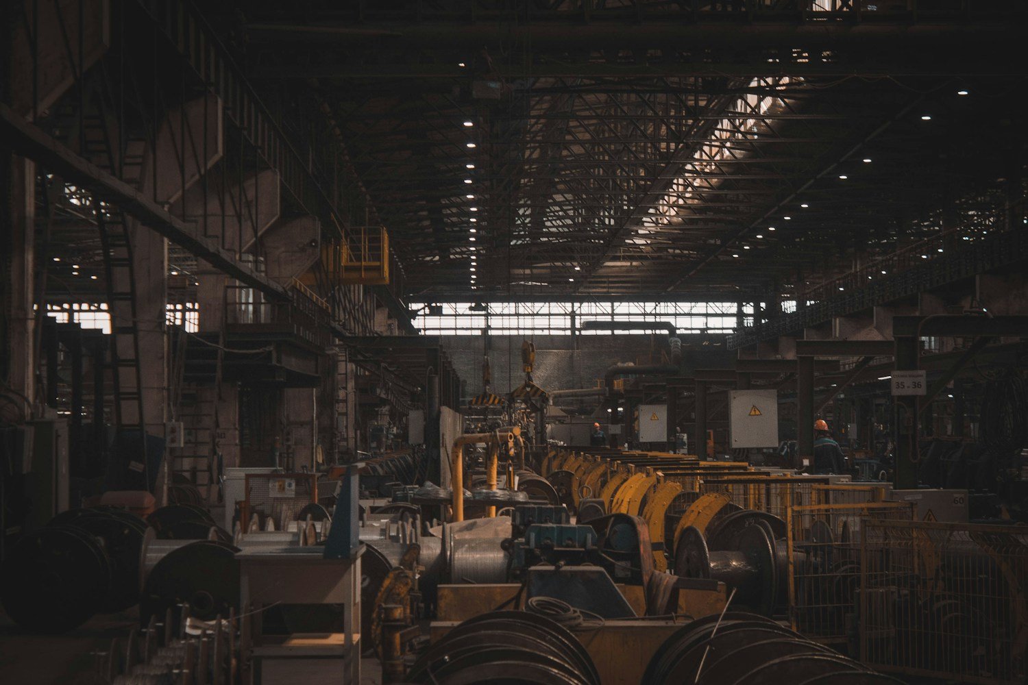 Interno di un capannone industriale dopo un intervento di bonifica
