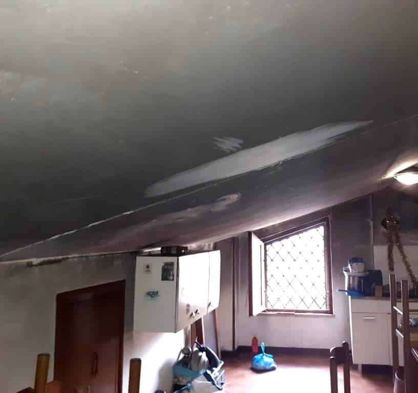 Mansarda annerita dalla fuliggine dopo un incendio