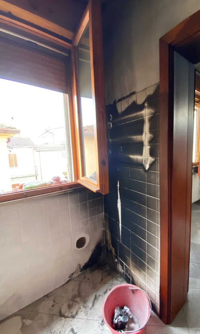 Infissi e pareti anneriti dal fumo di un incendio