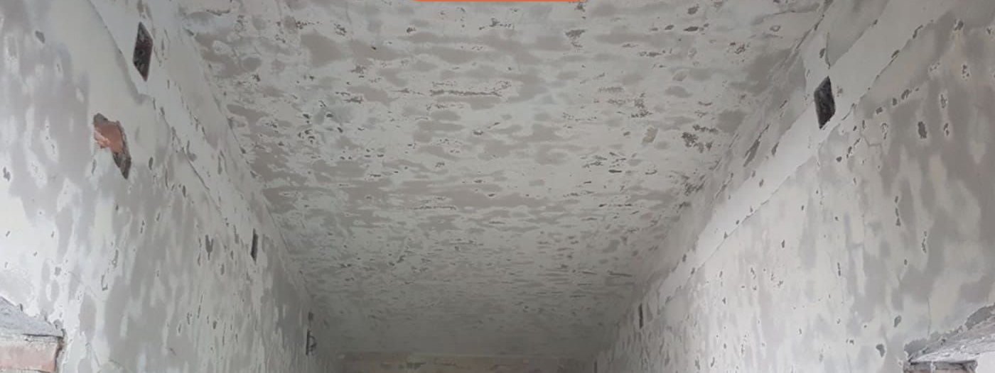 Dopo la sabbiatura criogenica: soffitto in legno annerito riportato al colore originale