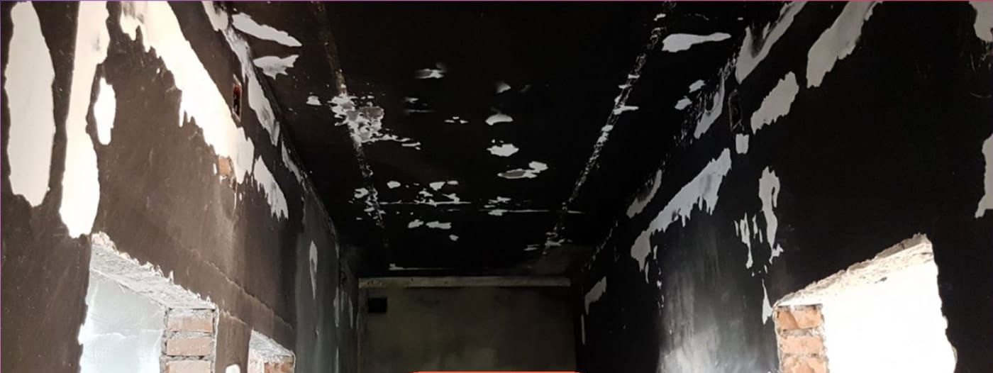 Prima della sabbiatura criogenica: soffitto in legno annerito riportato al colore originale