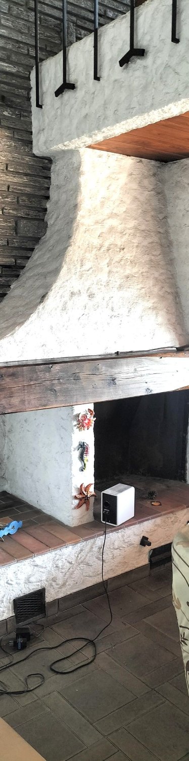 Dopo la sabbiatura criogenica: camino e travi liberati dalla fuliggine senza abrasioni