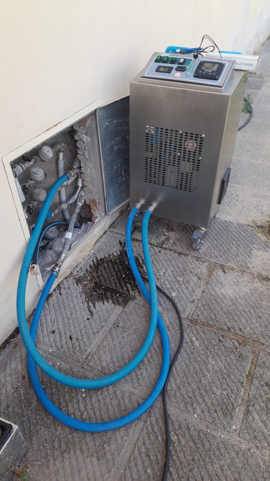 Generatore di ozono collegato ai contatori di un condominio per la bonifica dell’impianto idrico