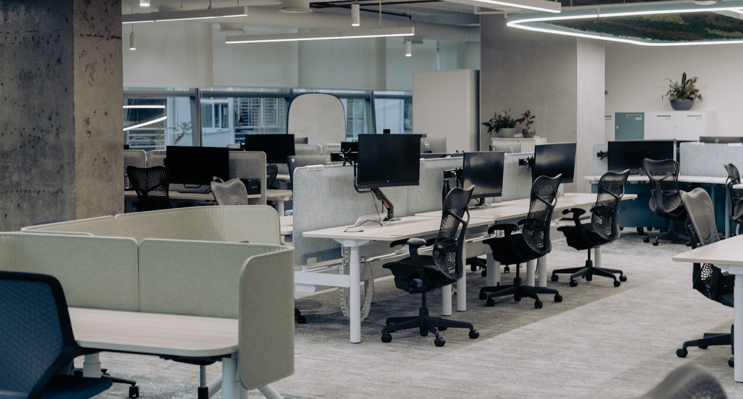 Open space moderno sanificato con ozono fuori orario di lavoro