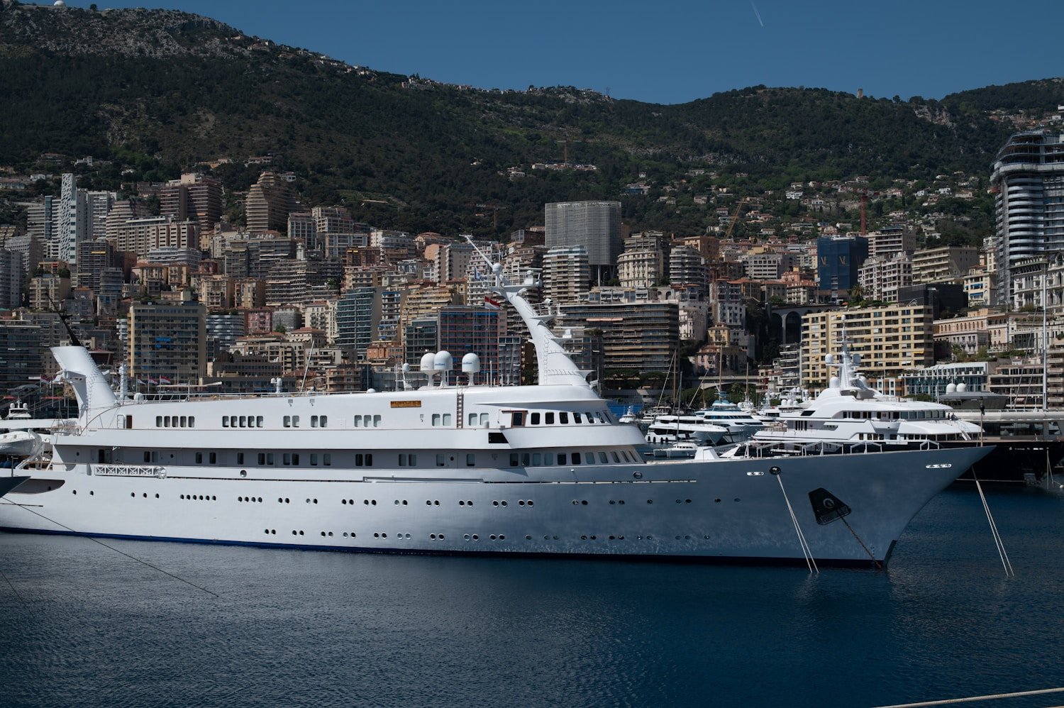 Superyacht in porto durante la sanificazione ad ozono