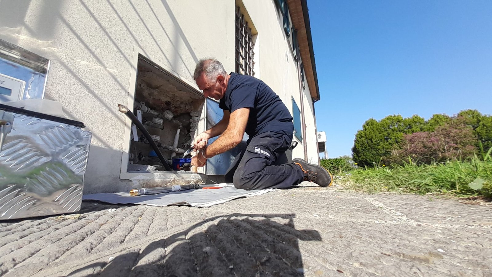 Tecnico Ekonore collega il generatore di ozono all’impianto idrico di una casa